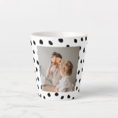Moderne familie foto's en zwarte Stippen — mooie c Latte Mok (Voorkant)