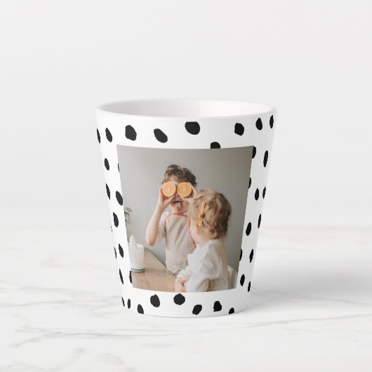 Moderne familie foto's en zwarte Stippen — mooie c Latte Mok (Voorkant)