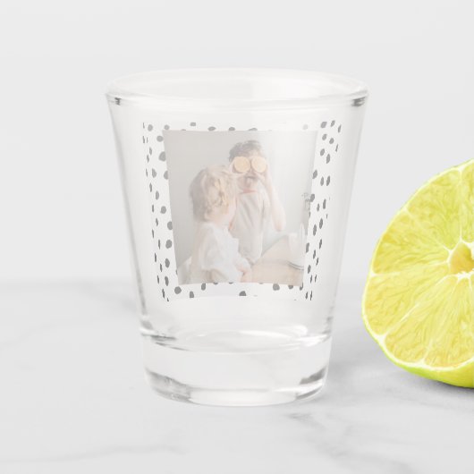 Moderne familie foto's en zwarte Stippen — mooie c Shot Glas (Achterkant)