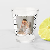 Moderne familie foto's en zwarte Stippen — mooie c Shot Glas (Voorkant)