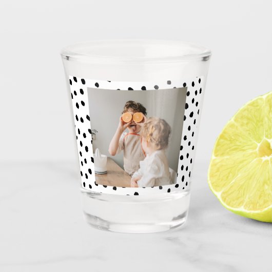 Moderne familie foto's en zwarte Stippen — mooie c Shot Glas (Voorkant)