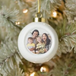 Moderne FAMILIE Name 2 Foto's Script Custom Color Keramische Bal Ornament