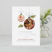 Moderne familie toont foto's met kerstzilver folie feestdagenkaart (Staand Voorkant)