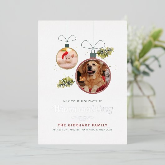 Moderne familie toont foto's met kerstzilver folie feestdagenkaart (Staand Voorkant)