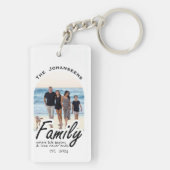 Moderne familiefoto Elegante scriptnaam Keepsake Sleutelhanger (achterkant)