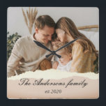 Moderne familiefoto & persoonlijke naam cadeau vierkante klok<br><div class="desc">Moderne familiefoto & persoonlijke naam cadeau</div>