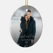 Moderne familienaam Jaar Foto Getrouwd Merry Keramisch Ornament (Rechts)