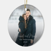 Moderne familienaam Jaar Foto Getrouwd Merry Keramisch Ornament (Links)