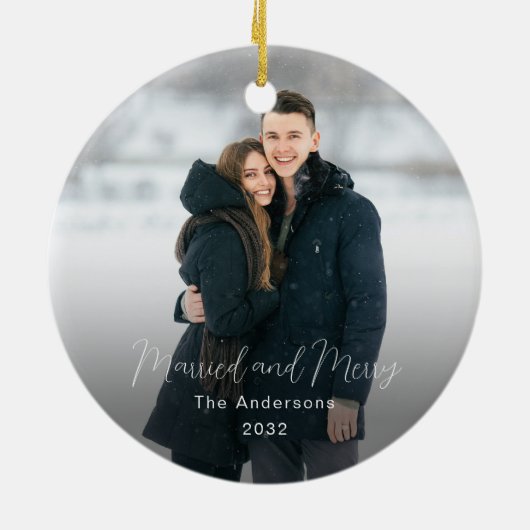 Moderne familienaam Jaar Foto Getrouwd Merry Keramisch Ornament (Achterkant)