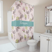 Moderne familienaam schattig floraal script roze, douchegordijn (In situ)