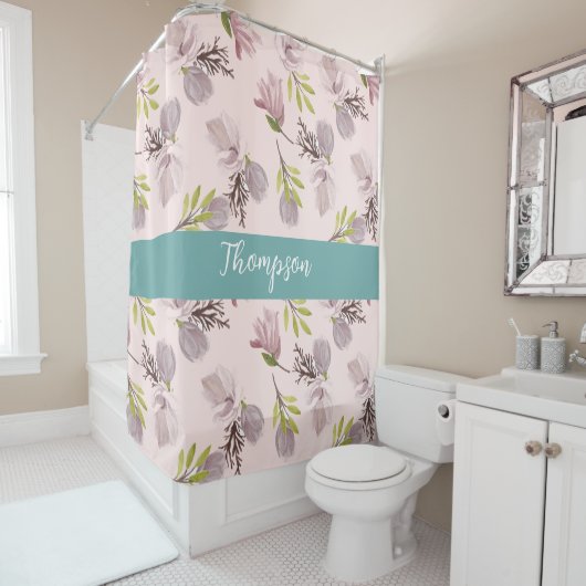 Moderne familienaam schattig floraal script roze,  douchegordijn (In situ)