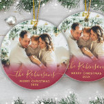 Moderne familienaam Script Foto Vrolijk Kerstfeest Keramisch Ornament<br><div class="desc">Elegant Modern Rood en Goud Hand Geletterd Script "Familienaam" Vrolijk Kerstfoto Ornament. Beschikt over een familiefoto,  kalligrafietekst met "familienaam" in handgeschreven schrift,  met vrolijke kersttekst en jaarfoto-overlay (in rood en goud). Makkelijk te personaliseren. Fototip: snijd je foto in vierkante vorm voordat je hem uploadt.</div>