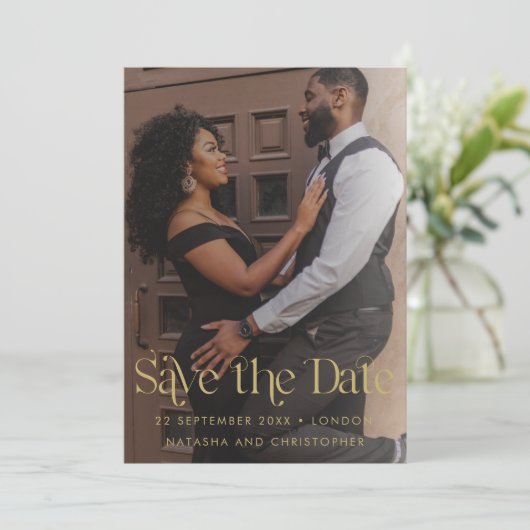 Moderne Faux Gold Typografie QR Code Foto Save The Date (Staand voorkant)
