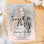 Moderne faux zilveren glitter blauwe foto Sweet 16 Kaart<br><div class="desc">Een modern,   faux zilveren glitter douchecombre met pastelzwart roze kleurenblok Sweet 16 verjaardagsfeestuitnodiging met uw aangepaste foto met een zilver ombre patroon dat op een wazige roze achtergrond vervaagt. Perfect voor een prinses Sweet-zestien,  perfect voor haar,  de fashionista die van modern patroon en glam houdt</div>