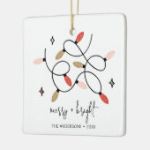 Moderne feestdag met vrolijke feestdagen en feeste keramisch ornament (Links)