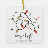 Moderne feestdag met vrolijke feestdagen en feeste keramisch ornament (Voorkant)