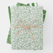 Moderne feestelijke groene speckkels met scheurtje inpakpapier vel (In situ)
