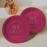 Moderne fete | Hot Pink Ze deed het Afstuderen Papieren Bordje<br><div class="desc">Deze moderne fete hot pink ze deed het afstuderen papier borden zijn perfect voor een eenvoudig afstudeerder feest. Het ontwerp heeft een elegante boho-typografie met een vleugje verfijnde stijl in helder en vrouwelijk heet roze. Personaliseer uw papieren borden met de naam van het afstuderen en het lesjaar.</div>