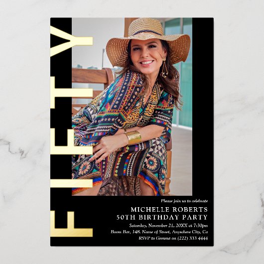 Moderne FIFTY Foto 50th Birthday Party Invitation Folie Uitnodiging (Voorkant)