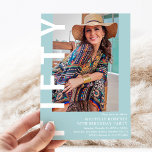 Moderne FIFTY Foto 50th Birthday Party Kaart<br><div class="desc">Markeer de grote Five-O met flair! Onze moderne 50e verjaardag uitnodiging is ontworpen om zo trendy als je bent. Met een gestroomlijnde blauwgroen achtergrond die u gemakkelijk kunt wijzigen in elke gewenste kleur en een gewaagde witte 'FIFTY'-tekst, is dit de perfecte manier om de toon te zetten voor een onvergetelijk...</div>