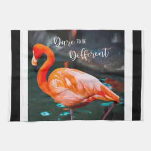 Moderne Flamingo Zwart Witte Strepen Script Citaat Theedoek