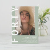 Moderne FORTY Foto 40th Birthday Party Invitation Kaart (Staand voorkant)