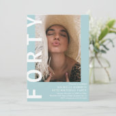 Moderne FORTY Foto 40th Birthday Party Invitation Kaart (Staand voorkant)
