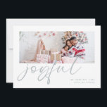 Moderne foto 2025 Kalender Blauw Vrolijke Kerstmis Feestdagenkaart<br><div class="desc">Moderne foto 2025 Kalender Blauw Vrolijke Kerstmis. Digitaal beschikbaar of geprint. Vervang eenvoudig de voorbeeldfoto door uw eigen foto en personaliseer met uw namen. Joyful is in een modern speels setscript in ijzig blauw dat desgewenst kan worden veranderd in een andere kleur. Op de achterkant staat een handige 2025-kalender voor...</div>