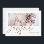 Moderne foto 2025 Kalender Goud Vrolijke Kerstmis Feestdagenkaart<br><div class="desc">Moderne foto 2025 Kalender Goud Vrolijke Kerstmis. Digitaal beschikbaar of geprint. Vervang eenvoudig de voorbeeldfoto door uw eigen foto en personaliseer met uw namen. Joyful is in een modern speels setscript in goud dat desgewenst kan worden veranderd in een andere kleur. Op de achterkant staat een handige 2025-kalender voor uw...</div>