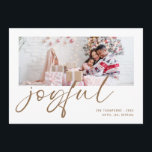 Moderne foto 2026 Kalender Goud Vrolijke Kerstmis Feestdagenkaart<br><div class="desc">Moderne foto 2026 Kalender Goud Vrolijke Kerstmis. Digitaal beschikbaar of geprint. Vervang eenvoudig de voorbeeldfoto door uw eigen foto en personaliseer met uw namen. Joyful is in een modern speels setscript in goud dat desgewenst kan worden veranderd in een andere kleur. Op de achterkant staat een handige 2026-kalender voor uw...</div>