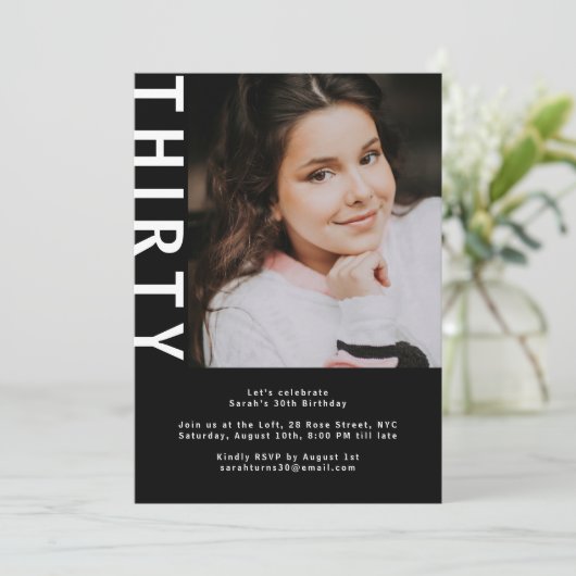 Moderne foto 30e verjaardag uitnodiging – Bold Bla (Staand voorkant)