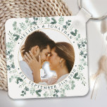 Moderne foto Aangepaste Eucalyptus groen bruiloft Sleutelhanger<br><div class="desc">Voeg de afsluitende aanraking aan uw bruiloft toe met deze aangepaste foto eucalyptus botanical greenery bruiloft sleutelhanger. Perfect als bruiloft voor al je gasten. Pas deze bruiloft aan met je favoriete trouwfoto, een nieuwe foto, en personaliseer je met naam en datum. Bekijk ons trouwende collectie voor huwelijksgunsten, pasgetrouwde cadeautjes en...</div>