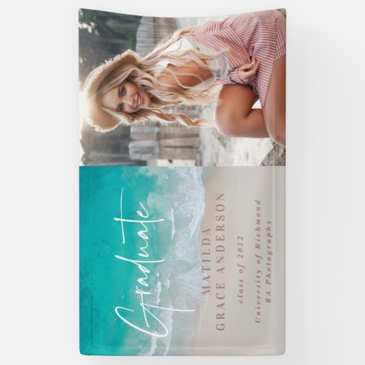 Moderne foto afstuderen oceaanstrandscript modern spandoek (Verticaal)