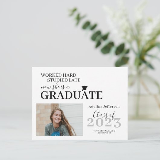 Moderne foto afstuderen typografische afstuderen uitnodiging briefkaart (Staand voorkant)