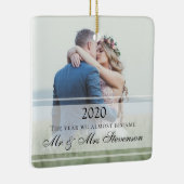 Moderne foto bijna gehuwd kerstfeest 2020 bruiloft keramisch ornament (Rechts)
