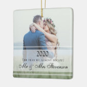 Moderne foto bijna gehuwd kerstfeest 2020 bruiloft keramisch ornament (Links)