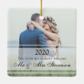 Moderne foto bijna gehuwd kerstfeest 2020 bruiloft keramisch ornament (Achterkant)