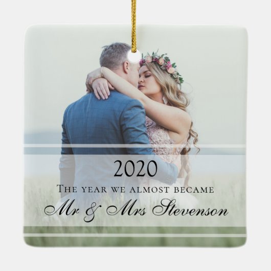 Moderne foto bijna gehuwd kerstfeest 2020 bruiloft keramisch ornament (Achterkant)