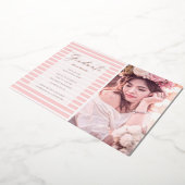 Moderne foto Blush Pink Stripes Afstuderen Folie Uitnodiging (Gedraaid)