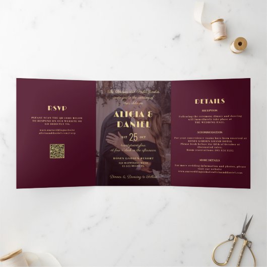 Moderne foto bordeaux goud rsvp details bruiloft drieluik uitnodiging (Binnen)
