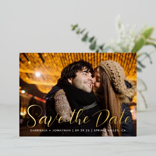 Moderne foto bruiloft Bewaar de datum script goud Folie Uitnodiging (Staand Voorkant)