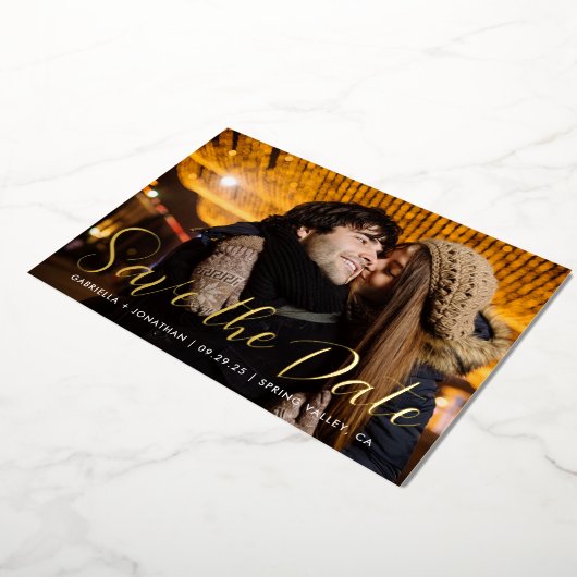 Moderne foto bruiloft Bewaar de datum script goud Folie Uitnodiging (Gedraaid)