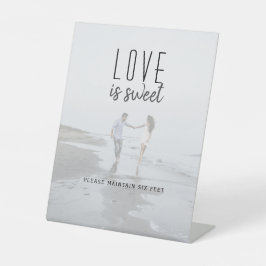 Moderne foto bruiloft liefde is een zoet teken reclamebord met voetstuk