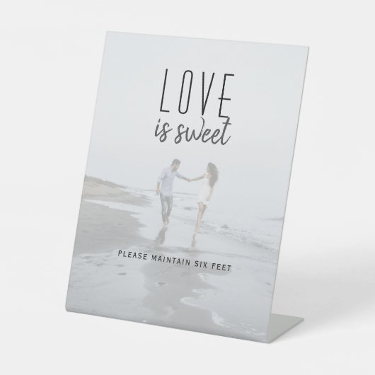 Moderne foto bruiloft liefde is een zoet teken reclamebord met voetstuk (Voorkant)