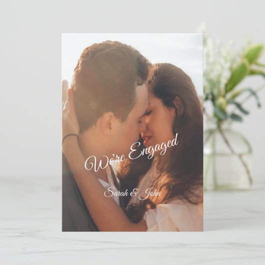 Moderne foto bruiloft We’re Engaged Party Kaart (Staand voorkant)