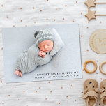 Moderne foto-collage geboorte aankondiging<br><div class="desc">Minimale aankondiging van de geboorte van een baby meisje of baby jongen met een collage. De foto van uw pasgeborene vult de voorkant, met zijn naam, aankomstdatum en geboortestaat in eenvoudige, moderne typografie (u kunt de tekst rond bewegen om uw foto aan te passen door "ook het ontwerp te gebruiken"...</div>