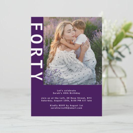 Moderne foto Donker Paarse 40e verjaardag Uitnodig Kaart (Staand voorkant)