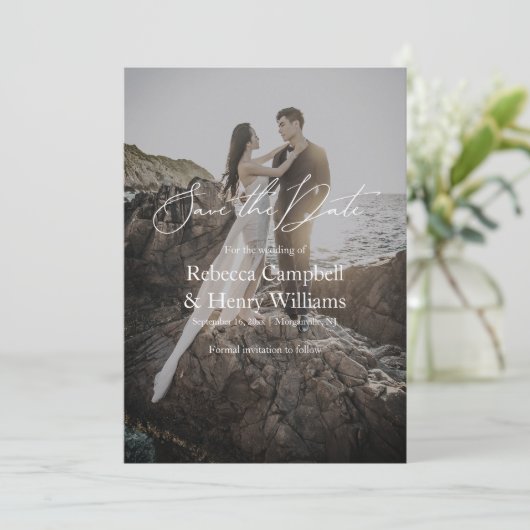 Moderne foto Elegant Script Bruiloft Save the Date Kaart (Staand voorkant)