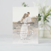Moderne foto en overlay bruiloft RSVP Kaart (Staand voorkant)