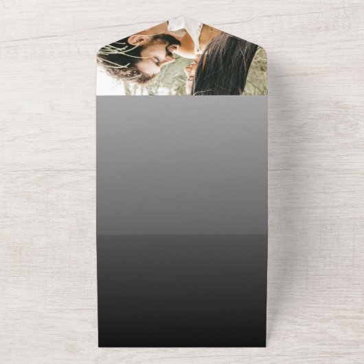 Moderne foto en zwarte overlay bruiloft all in one uitnodiging (Buitenkant)